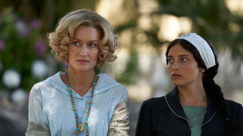 Bella Ainsworth (Natascha McElhone, l.) und Claudine Pascal (Lily Frazer, r.) – Bild: AXN White