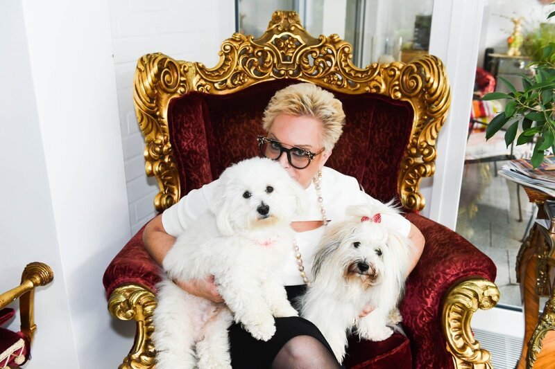 Maritta vom Festmodenzentrum „Cecile“ aus Kerpen mit ihren Hunden „Benny“ und „Gino“. – Bild: VOX /​ Stefanie Schumacher