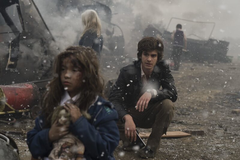 Eddie Dunford (Andrew Garfield) ist entsetzt über den Brandanschlag auf eine Zigeunersiedlung. – Bild: Canal+ Eddie Dunford (Andrew Garfield) ist entsetzt über den Brandanschlag auf eine Zigeunersiedlung. – Bild: Canal+