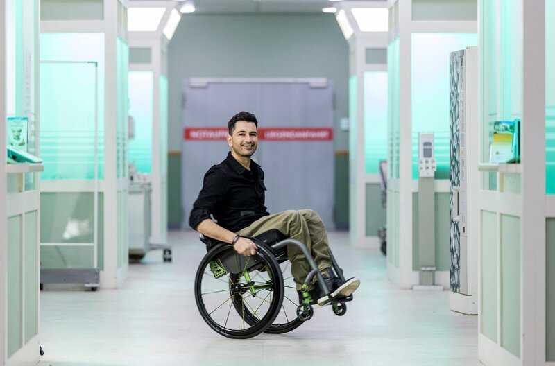 Tan Caglar, Rolle Dr. Ilay Demir (Allgemein- und Visteralchirurg) – Bild: MDR/​Rudolf Wernicke /​ MDR/​HA Kommunikation