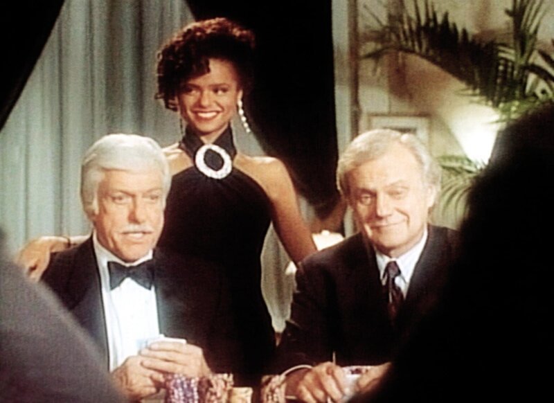 Dr. Mark Sloan (Dick Van Dyke, l.) und seine junge Partnerin Amanda (Victoria Rowell, M.) helfen dem Spielbankbesitzer Ridland (Ken Kercheval, r.) … – Bild: Viacom