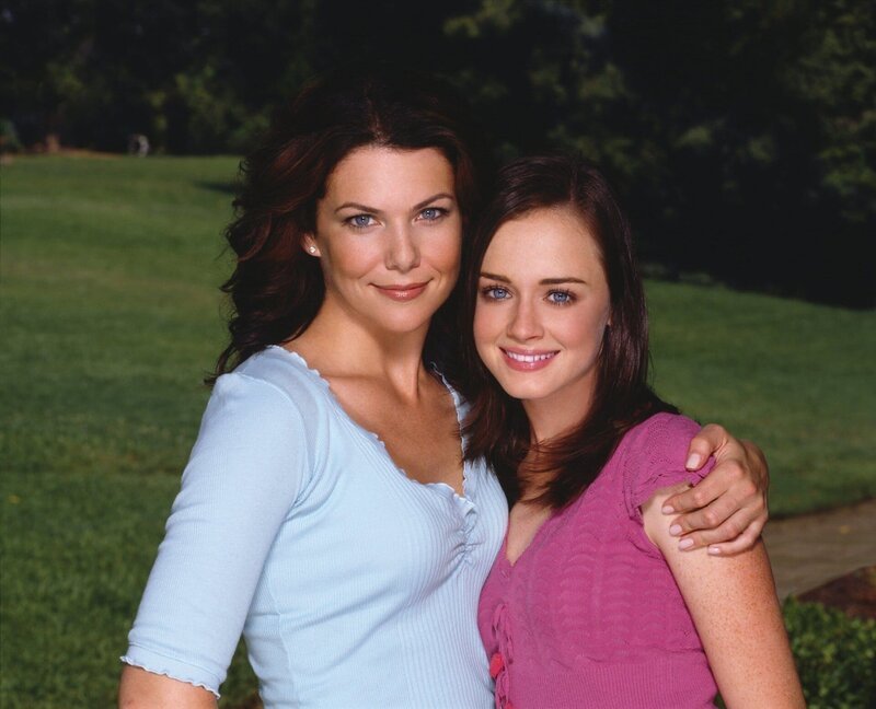 (4. Staffel) – Aufregende Zeiten warten auf Lorelai (Lauren Graham, l.) und Rory (Alexis Bledel, r.) … – Bild: 2002 Warner Bros. Lizenzbild frei