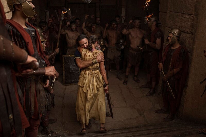 Der mächtige Kaiser Trajan veranstaltet seine großen Spiele von 107 n. Chr., und die Menge wird mit einem seltenen Spektakel verwöhnt: weibliche Gladiatoren. – Bild: THE HISTORY CHANNEL /​ A+E Networks