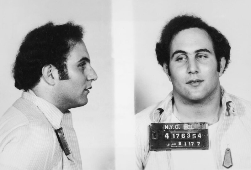 Der verurteilte Serien-Killer David Berkowitz bei seiner Festnahme. – Bild: Oxygen Cable LLC