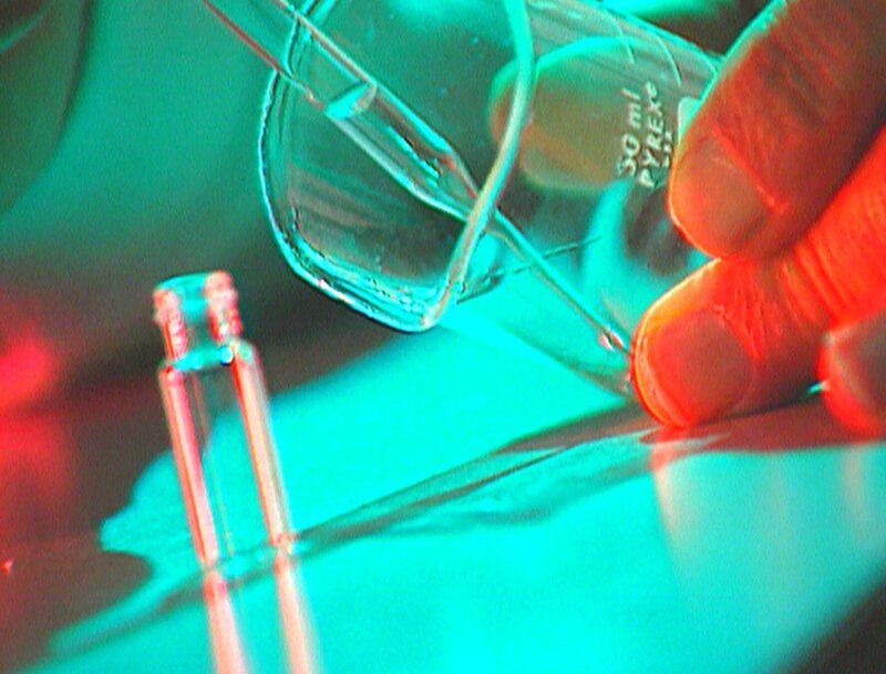 Ballistik-Experte Van Roberts vergleicht die Kugel aus der gefundenen Revolver-Trommel mit der Kugel im Körper des Opfers: Die Schleifspuren sind identisch. – Bild: RTL