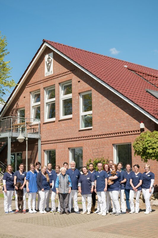 Das Team der Kleintierklinik Wasbek – Bild: MG RTL D /​ Fandango
