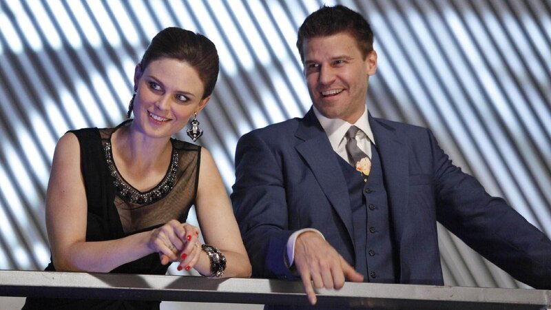 In ungewohnten Rollen werden Brennan (Emily Deschanel) und Booth (David Boreanaz) als Besitzer des Nachtclubs „The Lab“ in einen Mordfall verwickelt. – Bild: VOXup