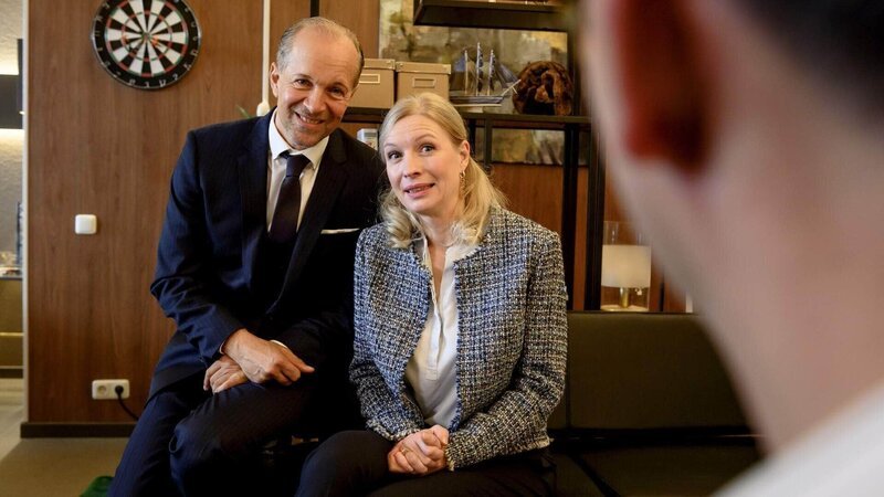 Vor Kontrolleur Gerd (Rainer Ewerrien, r.) spielen Berger (Jochen Horst, l.) und Frau Dr. Wenger (Antje Widdra) das glückliche Traumpaar. – Bild: TVNOW