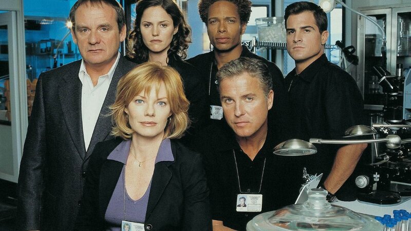 Das CSI-Team: (hinten v.l.) Capt. Jim Brass (Paul Guilfoyle), Sara Sidle (Jorja Fox), Warrick Brown (Gary Dourdan), Nick Stokes (George Eads), (vorne) Catherine Willows (Marg Helgenberger) und Gil Grissom (William Petersen). – Bild: TVNOW /​ CBS