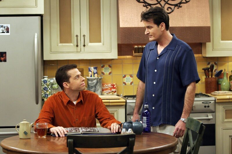 Mein cooler Onkel Charlie „Eine Nase voll Alan“. Im Bild: Jon Cryer (Alan), Charlie Sheen (Charlie). – Bild: Warner