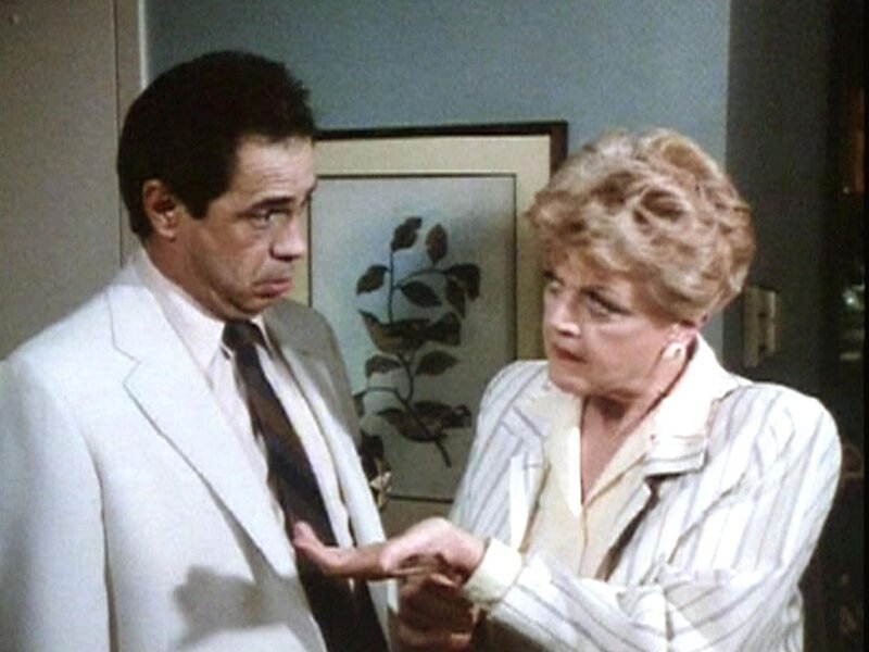Jessica Fletcher (Angela Lansbury) und Lt. Caceras (Reni Santoni) ermitteln im Hotelzimmer der ermordeten Loretta Lee. – Bild: Warner TV Serie