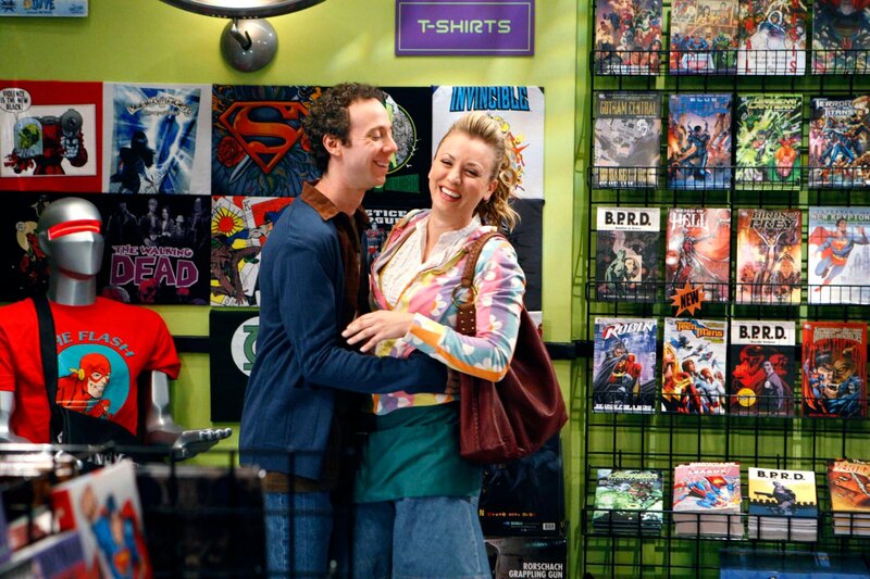 Stuart Bloom (Kevin Sussman) und Penny (Kaley Cuoco) – Bild: Turner /​ WARNER BROS. TELEVISION