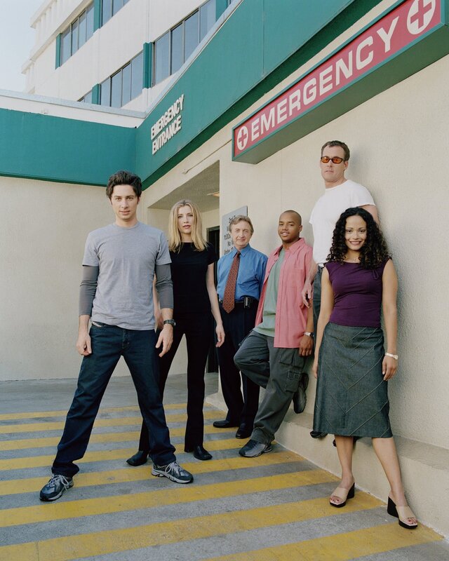 (1. Staffel) – Das Team des Sacred Heart Hospitals: John Dorian (Zach Braff, l.), Elliot (Sarah Chalke, 2.v.l.), Dr. Bob Kelso (Ken Jenkins, 3.v.l.), Turk (Donald Faison, 3.v.r.), Dr. Phil Cox (John C. McGinley, 2.v.r.) und Carla Espinosa (Judy Reyes, r.) … – Bild: Touchstone Television Lizenzbild frei