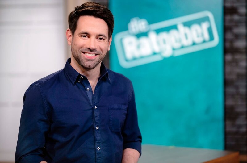 HESSISCHER RUNDFUNK. DIE RATGEBER: Anne Brüning und Daniel Johé führen im wöchentlichen Wechsel durch das Ratgebermagazin „Die Ratgeber“, von Montag bis Freitag um 18:45 Uhr im hr-fernsehen. Daniel Johé. – Bild: HR/​Ben Knabe