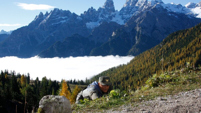 Pietro (Terence Hill) bring seinem Neffen Giorgio das Klettern bei. – Bild: BetaFilm_Alessandro_Molinari