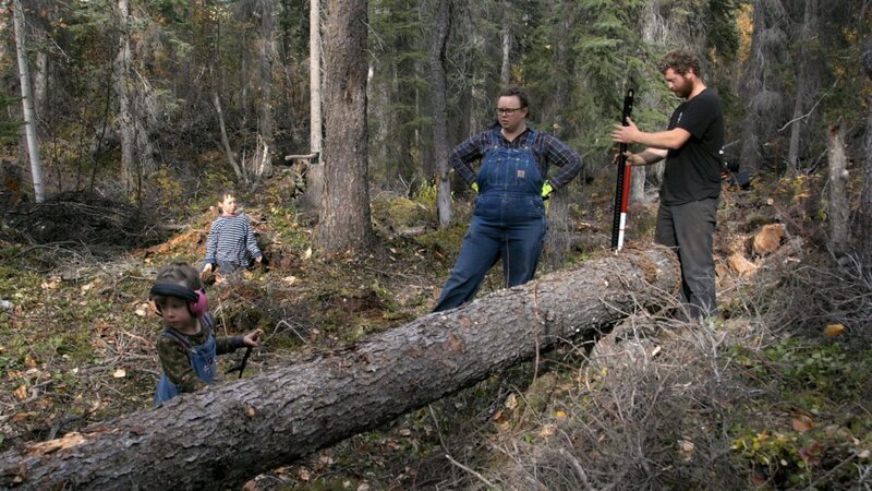 Die Familie Rowland bereitet sich am Holzplatz auf die Wintersaison vor. (National Geographic) – Bild: National Geographic
