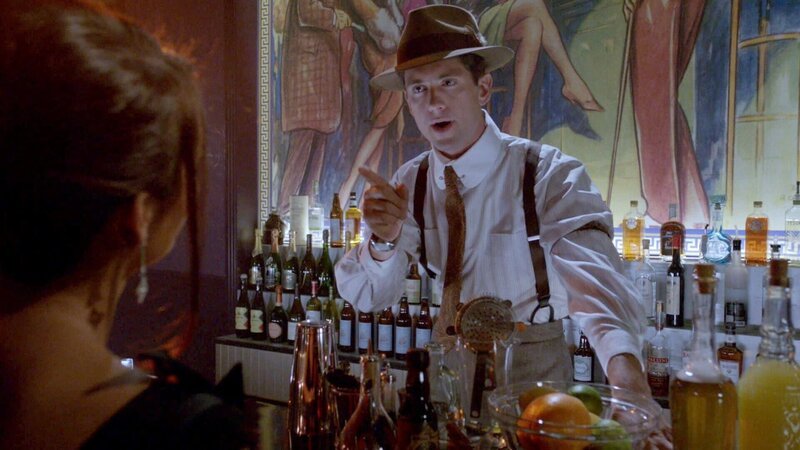 Jason Black (Jake Sandvig) führt gemeinsam mit einem Freund eine Untergrund-Bar im Stil der Prohibitionsära. – Bild: RTL /​ CBS