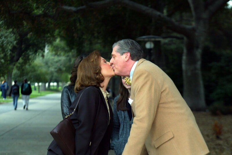 Schießen Emily (Kelly Bishop, l.) und Richard (Edward Herrmann, r.) mit ihrer Art der Fürsorge mal wieder übers Ziel hinaus? – Bild: Warner Bros.