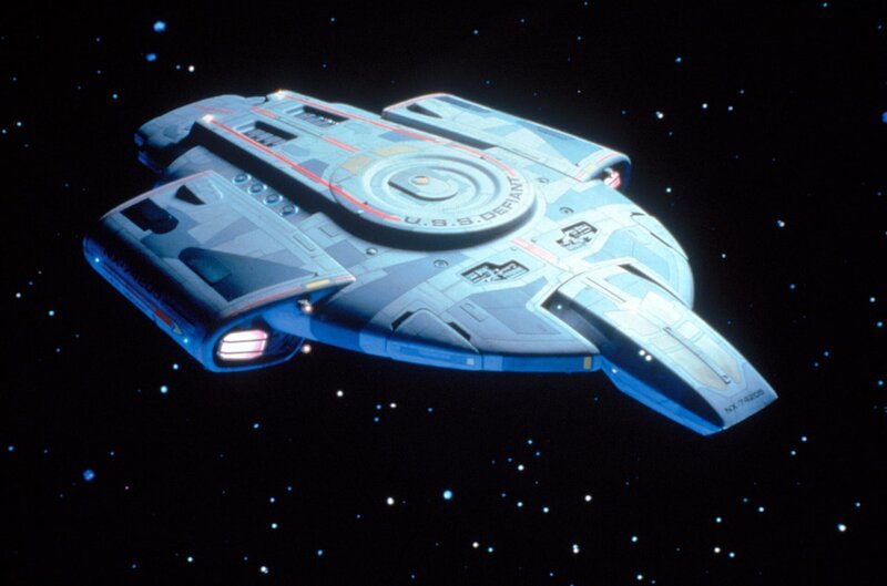 Die Raumstation Deep Space Nine liegt im Orbit von Bajor ganz am Rand des Einzugsgebiets der Föderation, gleich am Eingang zu einem Wurmloch. – Bild: Tele 5