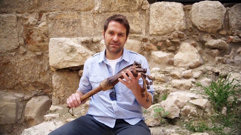 Dave Stotts zeigt das Folterwerkzeug Flagrum. – Bild: BBL