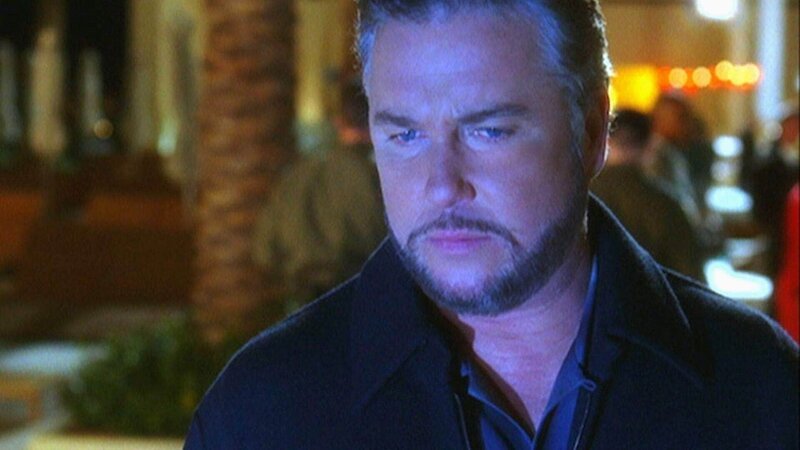 Im Pool, der offenbar unter Strom gesetzt wurde, treibt eine Leiche. Gil (William Petersen) ermittelt. – Bild: TVNOW /​ CBS