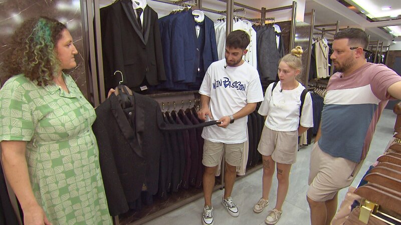 Servet, Loredana und Florian wollen einen Anzug aussuchen – Bild: RTLZWEI