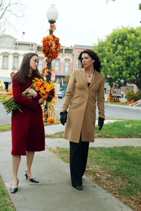 Ein besonders anstrengendes Thanksgiving wartet auf Rory (Alexis Bledel, l.) und Lorelai (Lauren Graham, r.), denn sie müssen gleich vier Einladungen gerecht werden … – Bild: Warner Bros.