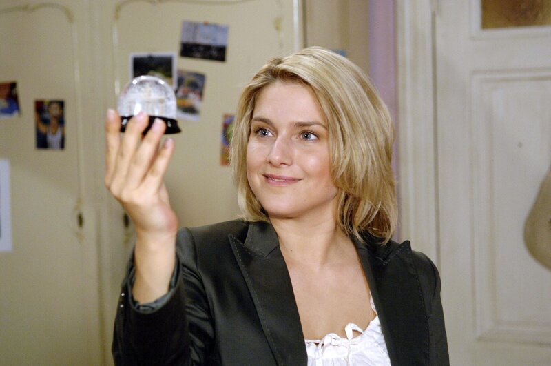 Anna (Jeanette Biedermann) freut sich, dass sie es mit einem Trick geschafft hat, die Komparsen für das Fotoshooting zu besorgen. – Bild: SAT.1 /​ Claudius Pflug