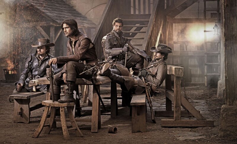 NELLA FOTO, DA SINISTRA: TOM BURKE (ATHOS), LUKE PASQUALINO (D’ARTAGNAN), HOWARD CHARLES (PORTHOS) E SANTIAGO CABRERA (ARAMIS) – Bild: Steven Neaves
