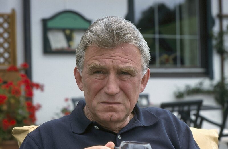 Dem Koch Hannes (Heinz Marecek) möchte das Essen im Bio-Aktivzentrum nicht so recht munden. – Bild: MPP