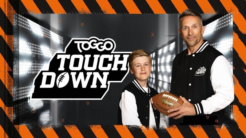 Florian Ambrosius (re.) und Kinderreporter Mads präsentieren bei „TOGGO Touchdown“ alles rund um die NFL. – Bild: SUPER RTL /​ Annette Etges