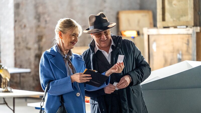 Kathleen Sutton (Janet Zarish, l.) und Raymond ‚Red‘ Reddington (James Spader, r.) – Bild: AXN Black