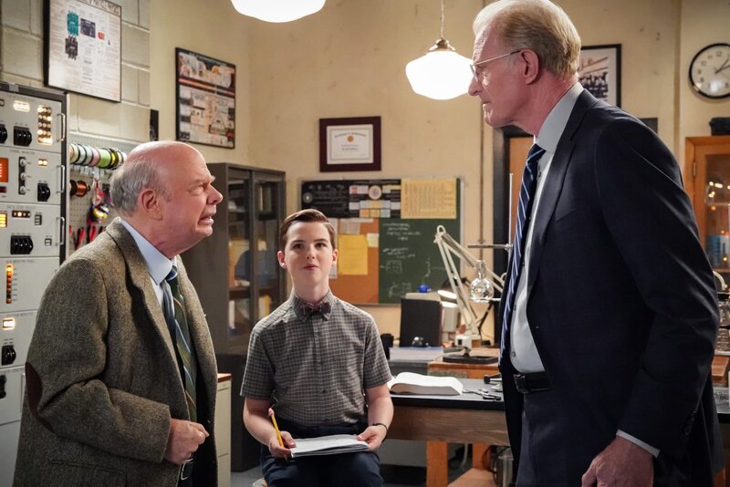 L-R: Dr. John Sturgis (Wallace Shawn), Sheldon Cooper (Iain Armitage), Dr. Linkletter (Ed Begley Jr.) – Bild: Courtesy of Warner Brothers
