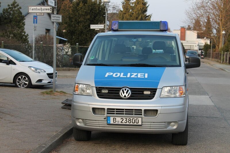 Gewalt in der Familie, Drogenhandel, Diebstahl: Der Polizei-Alltag in Berlin ist hart und oft gefährlich. „Auf Streife – Berlin“ zeigt echte Hauptstadt-Polizisten bei ihrer Arbeit – Tag und Nacht, zwischen Touristen und Obdachlosen, in Villenvierteln und Problemkiezen … – Bild: SAT.1