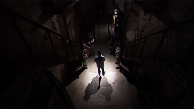 Philadelphia, PA: Psychologist James Houran briefs a group of volunteers before starting an experiment on suggestibility at Eastern State Penitentiary. – Bild: BASE Productions, Inc