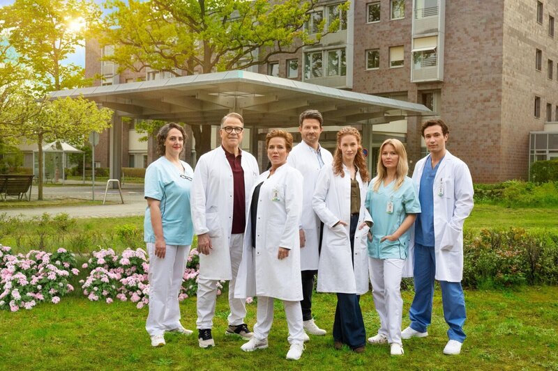 (v.l.n.r.) Gitta Müller (Mieke Schymura); Dr. Gregor Wemuth (Karsten Speck); Dr. Barbara Berg (Muriel Baumeister); Dr. Erik Behrens (Daniel Buder); Dr. Lea Wolff (Sina Valeska Jung); Nico Menke (Isabel Hinz); Radu Florea (Richard Ciuchendea) – Bild: SAT.1 /​ Hardy Spitz