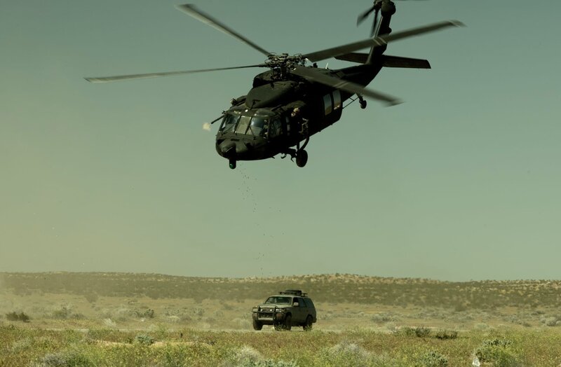 Ein Hubschrauber fliegt über das Auto. – Bild: Trae Patton