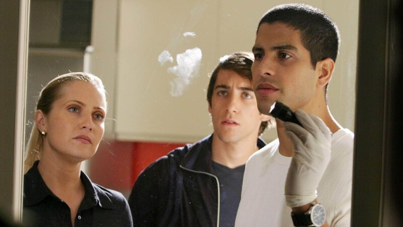 Ein Mitglied einer Gerichts-Jury muss bei einer Tatortbesichtigung den Mordverdächtigen ermordet haben. Nur welches Jury-Mitglied ist es gewesen? Calleigh Duquesne (Emily Procter), Ryan Wolfe (Jonathan Togo, M.) und Eric Delko (Adam Rodriguez) haben auf einer Scheibe einen Gesichtsabdruck gefunden, den der Mörder hinterlassen hat. – Bild: SUPER RTL