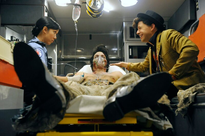 Alan (Jon Cryer, r.) kann nicht fassen, dass Walden (Ashton Kutcher, M.) tatsächlich einen Herzinfarkt hatte und macht damit die Notärztin Laura (Angela Lin, l.) mit seinen Kommentaren wahnsinnig … – Bild: Warner Bros /​ Darren Michaels /​ CBS /​ CBS ENTERTAINMENT