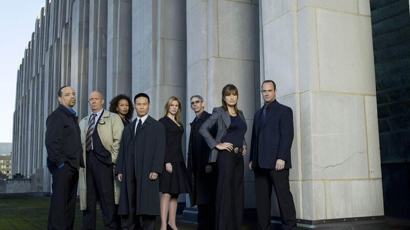 Von links: Detective Odafin Tutuola (Ice-T), Captain Donald Cragen (Dann Florek), Dr. Melinda Warner (Tamara Tunie), Dr. George Huang (B. D. Wong), ADA Casey Novak (Diane Neal), Detective John Munch (Richard Belzer), Detective Olivia Benson (Mariska Hargitay) und Detective Elliot Stabler (Christopher Meloni), 8. Staffel – Bild: RTL /​ NBC Universal