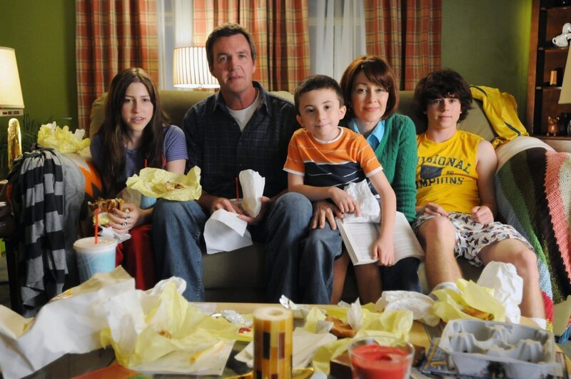 Eine ganz besondere Familie: Mike (Neil Flynn, 2.v.l.), Sue (Eden Sher, l.), Axl (Charlie McDermott, r.), Brick (Atticus Shaffer, M.) und Frankie Heck (Patricia Heaton, 2.v.r.) … – Bild: HBOH