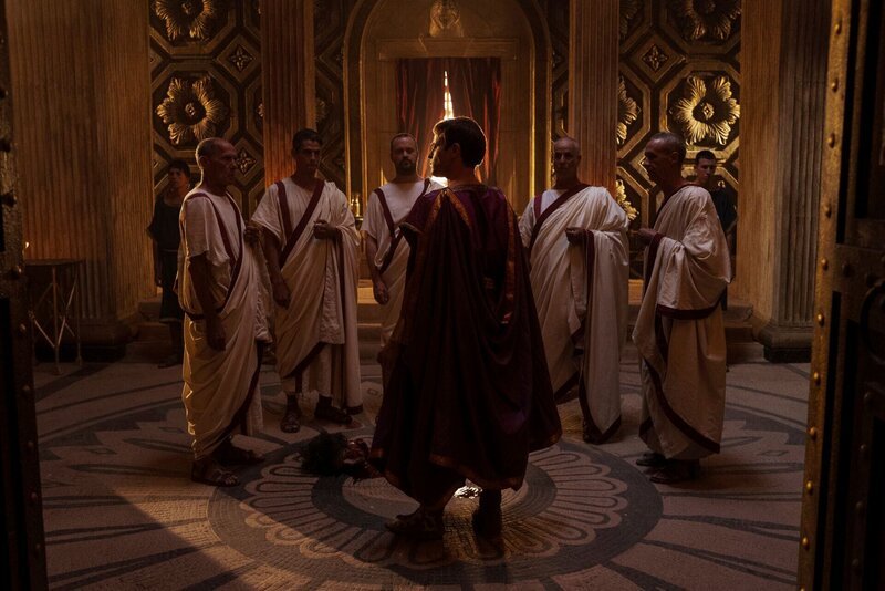 Während das Imperium zusammenbricht und Commodus Popularität sinkt, entbrennt ein tödliches Katz-und-Maus-Spiel, das sich um Roms großes Amphitheater dreht. – Bild: THE HISTORY CHANNEL /​ A+E Networks