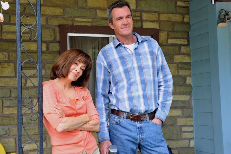 Frankie (Patricia Heaton, l.) und Mike (Neil Flynn, r.) sind stolz auf ihre Kinder. Doch ein gemeinsamer Camping-Trip mit ihnen strapaziert ihre Nerven mehr als ihnen lieb ist … – Bild: HBOH
