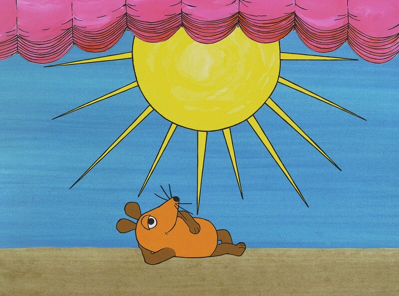 Immer, wenn ein Thema besonders kompliziert ist, nimmt sich die Maus dafYr Zeit und widmet ihm eine ganze Sendung: Heute, am Pfingstsonntag, geht es um alternative Energiegewinnung. Dabei wird unter anderem erklärt, was Licht und Strom sind, wie Sonnenlicht wärmt und wieso Strom „fließt“. Sonnenlicht und Sand können sogar Glühbirnen zum Leuchten bringen. – Bild: WDR/​Streich