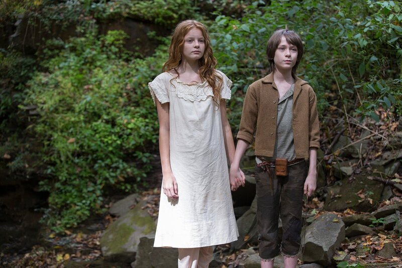 L-R: Kendall Yeaman als Phelia Farrell, Aidan Fiske als Elon Farrell – Bild: Sony Pictures Television Inc. and Tribune Entertainment Company, LLC.