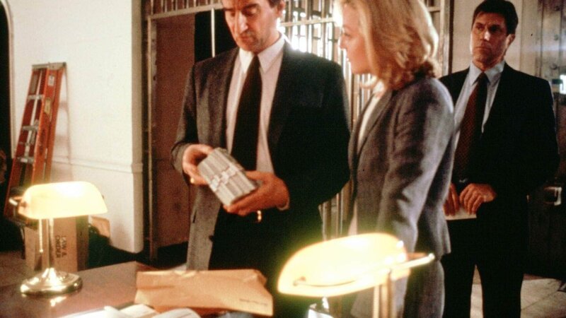 McCoy (Sam Waterston, li.) und Southerlyn (Elisabeth Röhm) finden in einem Schließfach der Ermordeten einen mit 45.000 Dollar gefüllten Briefumschlag von dem Maklerbüro, welches das Haus in der Madison Street über viele Jahre hinweg betreut hat … – Bild: RTL