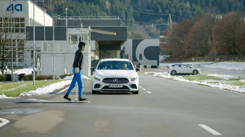Selbstfahrendes Auto mit Passanten Dummy. – Bild: ORF/​Langbein & Partner