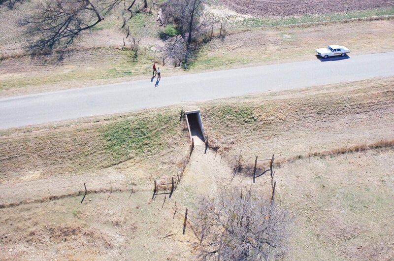 Zwei Männer und ein Auto am Straßenrand – Bild: Crime + Investigation
