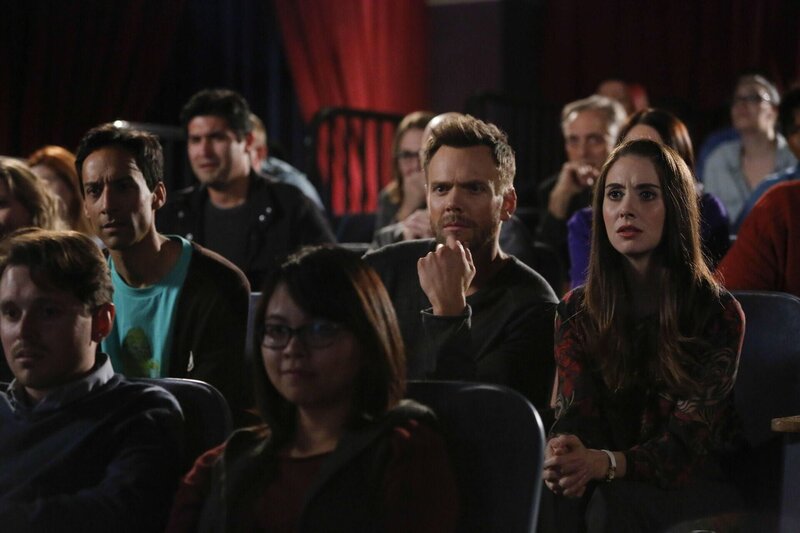 Sie schauen Chang in der Schulvorführung von „Karate Kid“ an, die mit so einigen Überraschungen aufwarten kann: Abed (Danny Pudi, M. l.), Jeff (Joel McHale, M. M.) und Annie (Alison Brie, M. r.) … – Bild: Sony Pictures Television Inc. and Open 4 Business Productions LLC