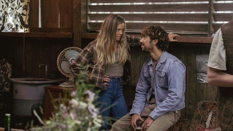 Dani Kirk (Sophia Forrest) und Reg Thompson (Hunter Page-Lochard) – Bild: AXN Black